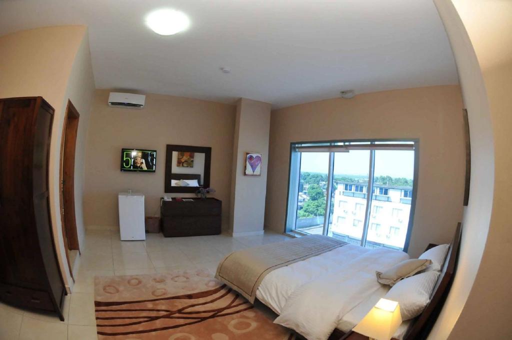 Postel nebo postele na pokoji v ubytování Murex Plaza Hotel & Suites