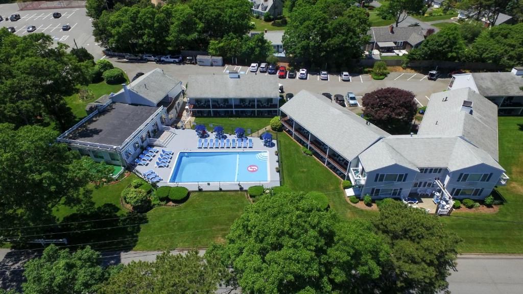 een luchtzicht op een groot huis met een zwembad bij Blue Rock Resort in South Yarmouth