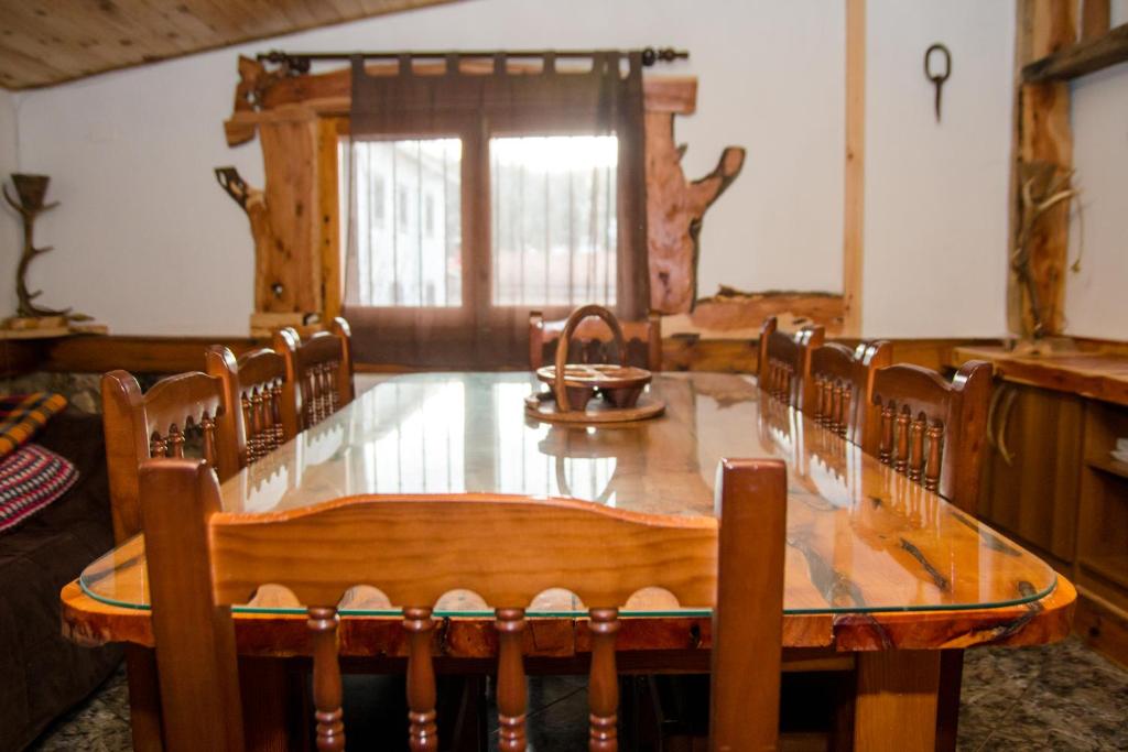 昆卡的住宿－La Fragua，一间带木桌和椅子的用餐室