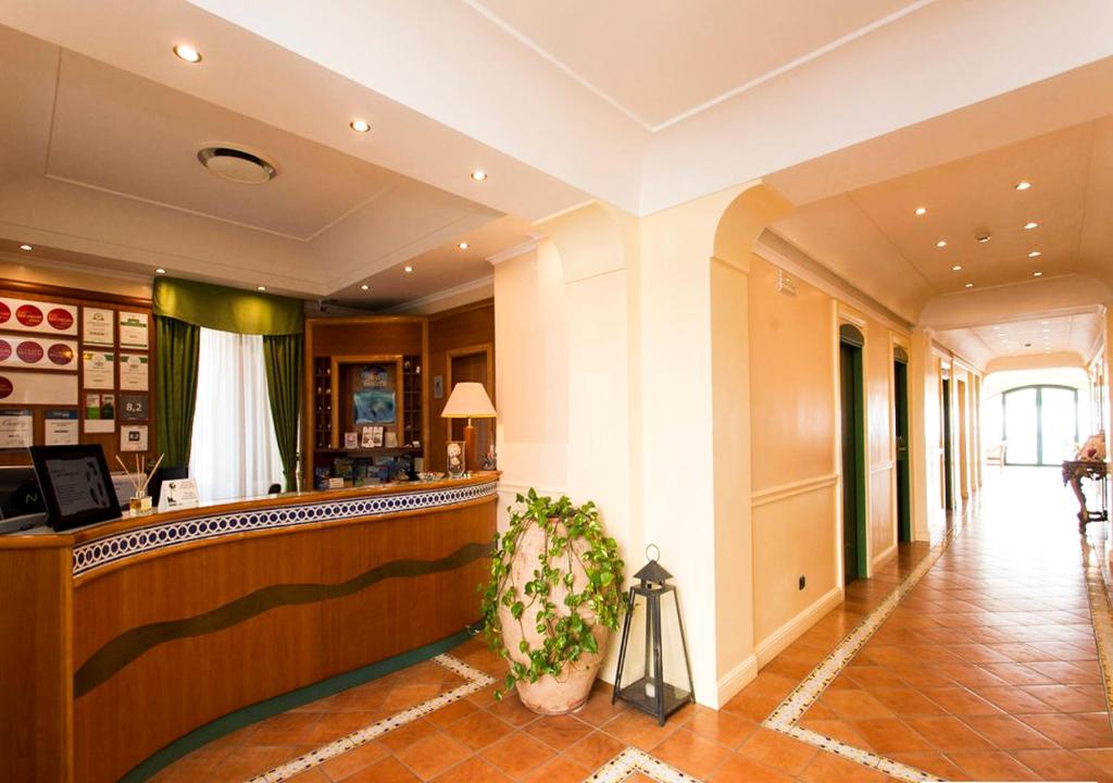 vestíbulo de un hotel con mostrador de recepción en Best Western Hotel La Conchiglia, en Palinuro