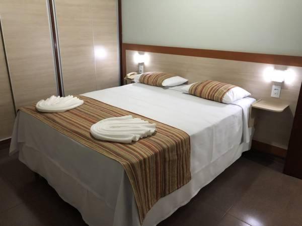 เตียงในห้องที่ Mabruk Barretos Apart Hotel