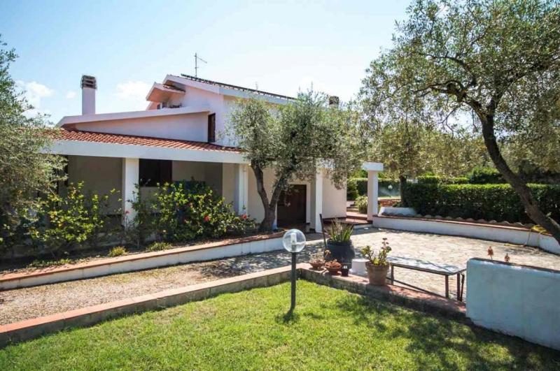een huis met een tuin met een hek en bomen bij Villa Sarda in Sorso