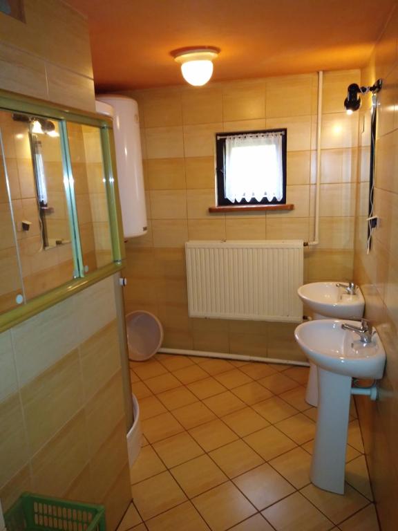 a bathroom with a sink and a toilet at Domek u Piotra koło Szczyrku in Kalna