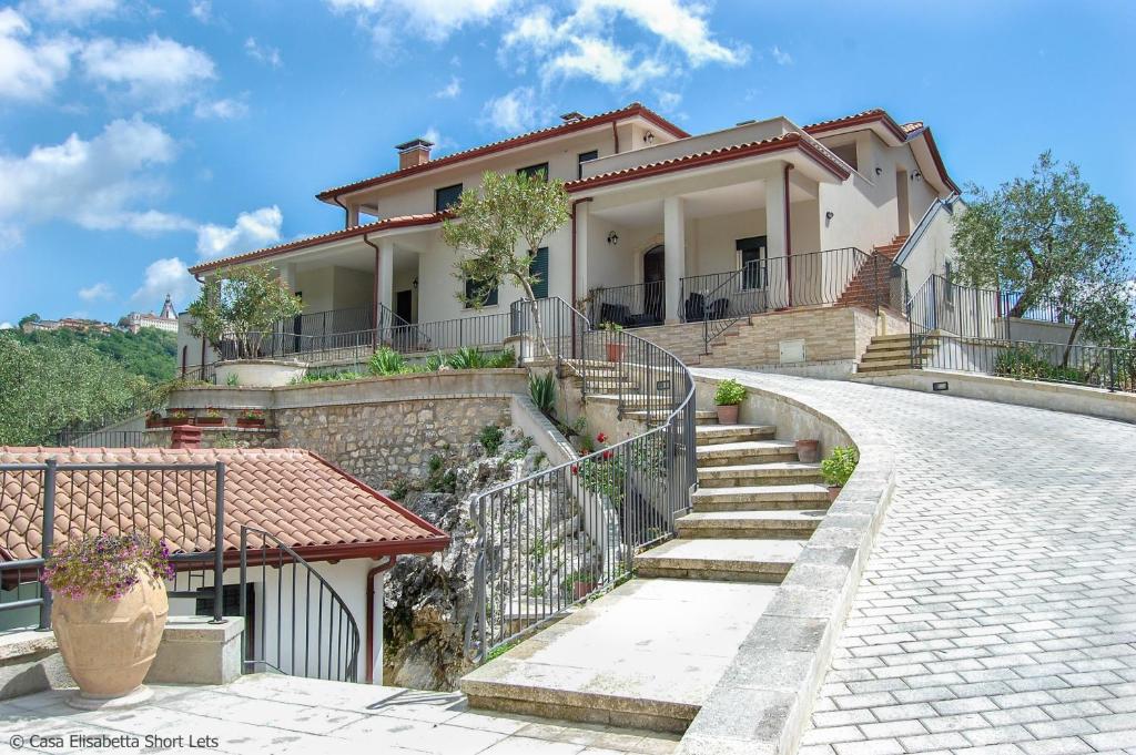 una casa con escaleras que conducen a ella en Casa Elisabetta ShortLets, en Caposele