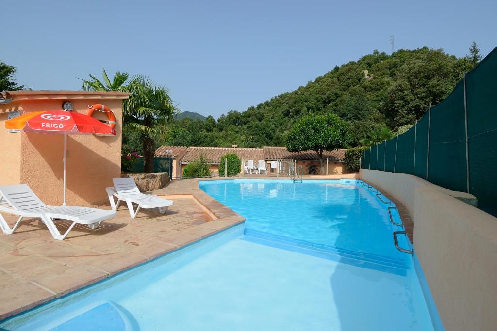 Bazén v ubytování Apartamento en pleno Montseny Mas Romeu Turisme Rural nebo v jeho okolí