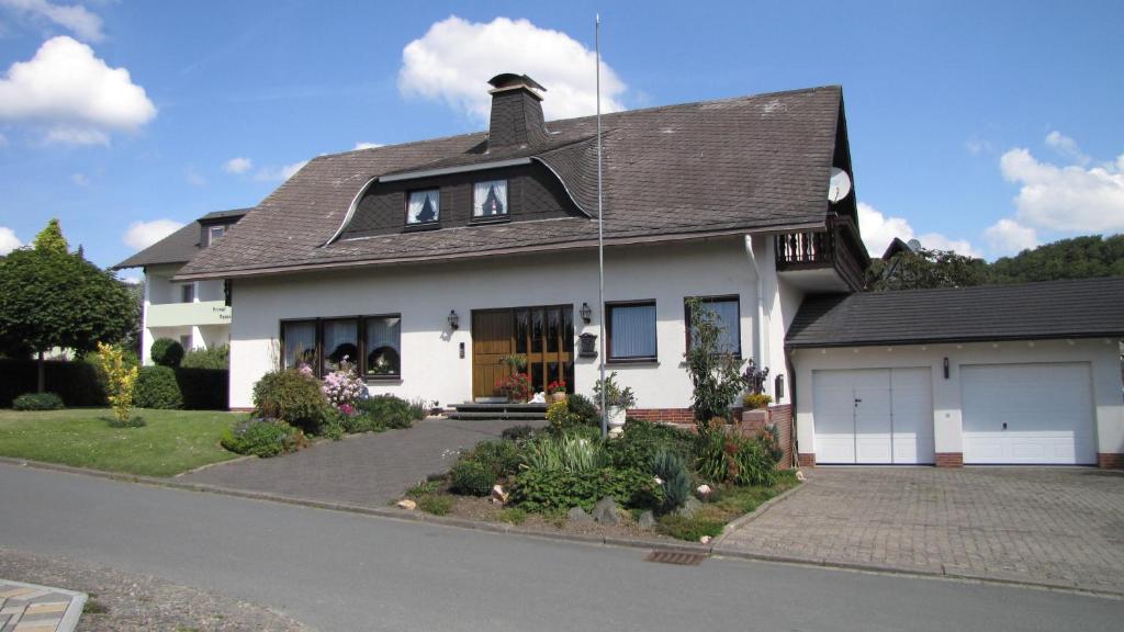 ein großes weißes Haus mit Garage in der Unterkunft Ferienhaus Marienweg in Hallenberg