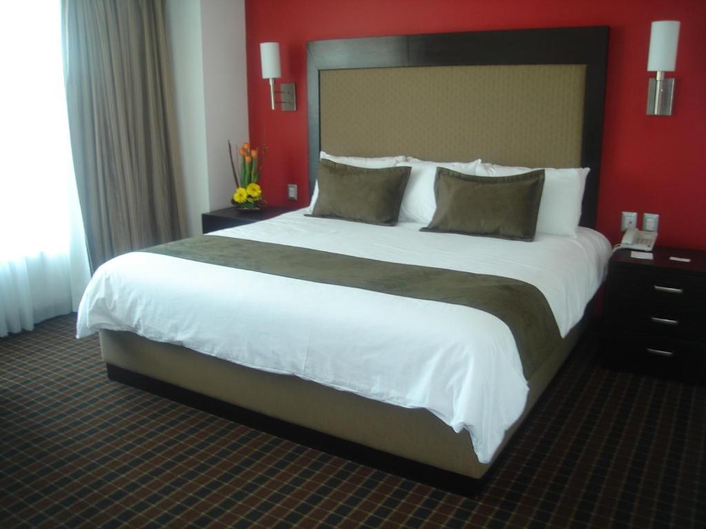 Una cama o camas en una habitación de Hotel & Suites PF
