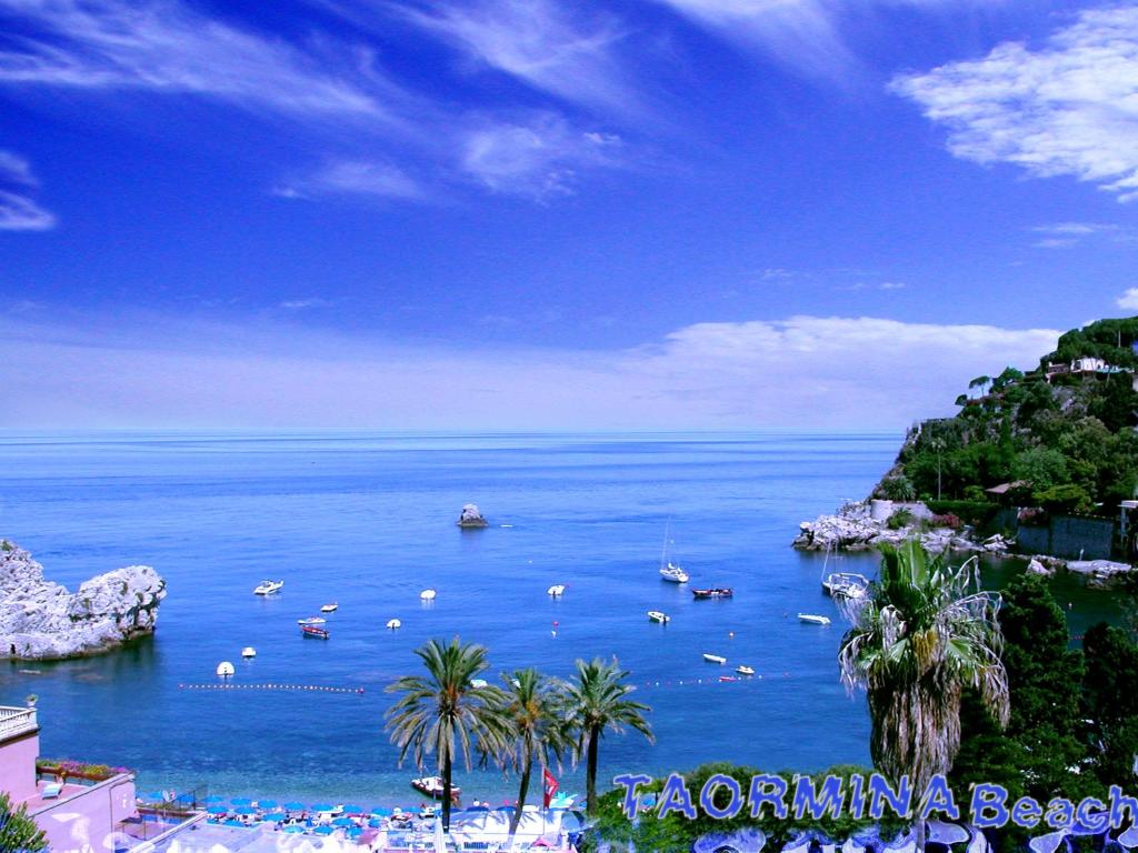 - Vistas a una playa con barcos en el agua en Villa Arianna B&B, en Taormina