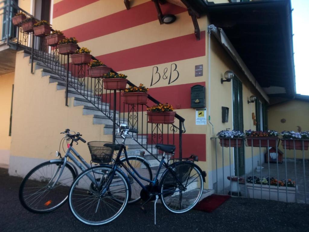 two bikes parked next to a building with a staircase at B&B CountryHouseAnna in Crema