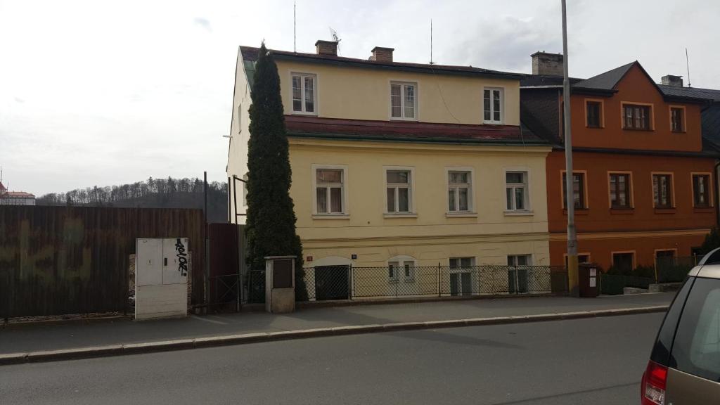 カルロヴィ・ヴァリにあるAPP Karlovy Varyの通り側の大黄色い家