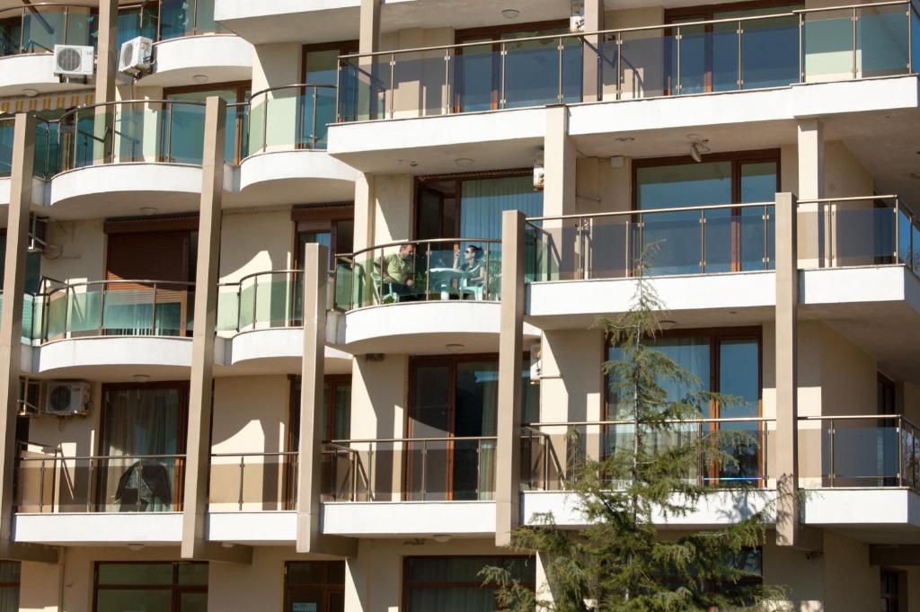 une façade d'un immeuble d'appartements avec balcon dans l'établissement Apartment Primorsko, à Primorsko