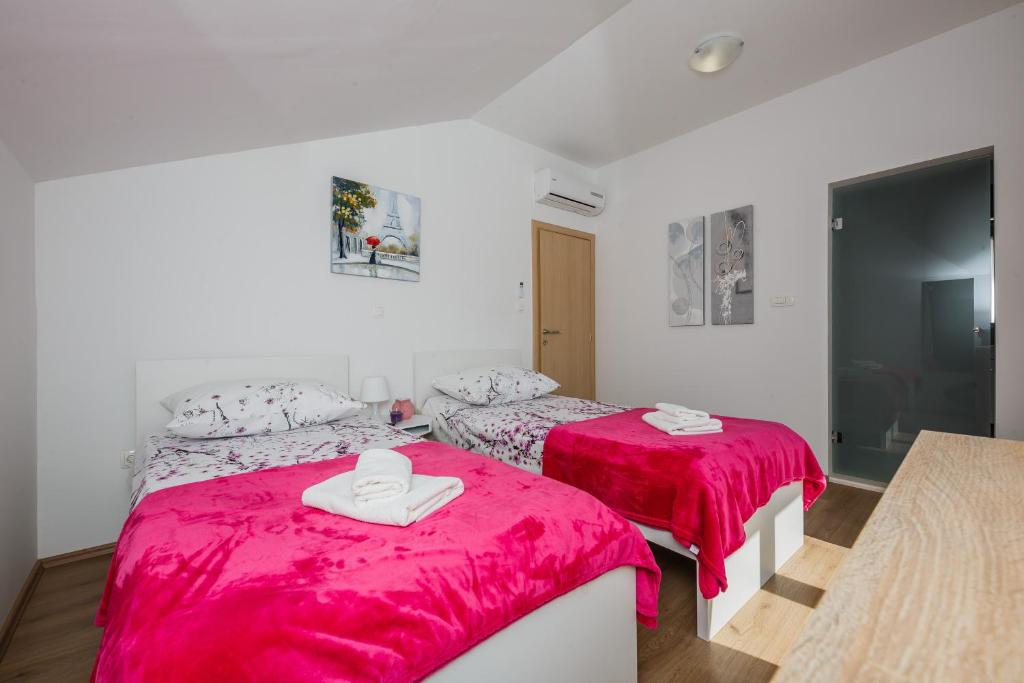 Posteľ alebo postele v izbe v ubytovaní Villa Toni with 5 bedrooms and heated pool