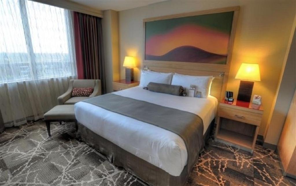 Postel nebo postele na pokoji v ubytování River Rock Casino Hotel