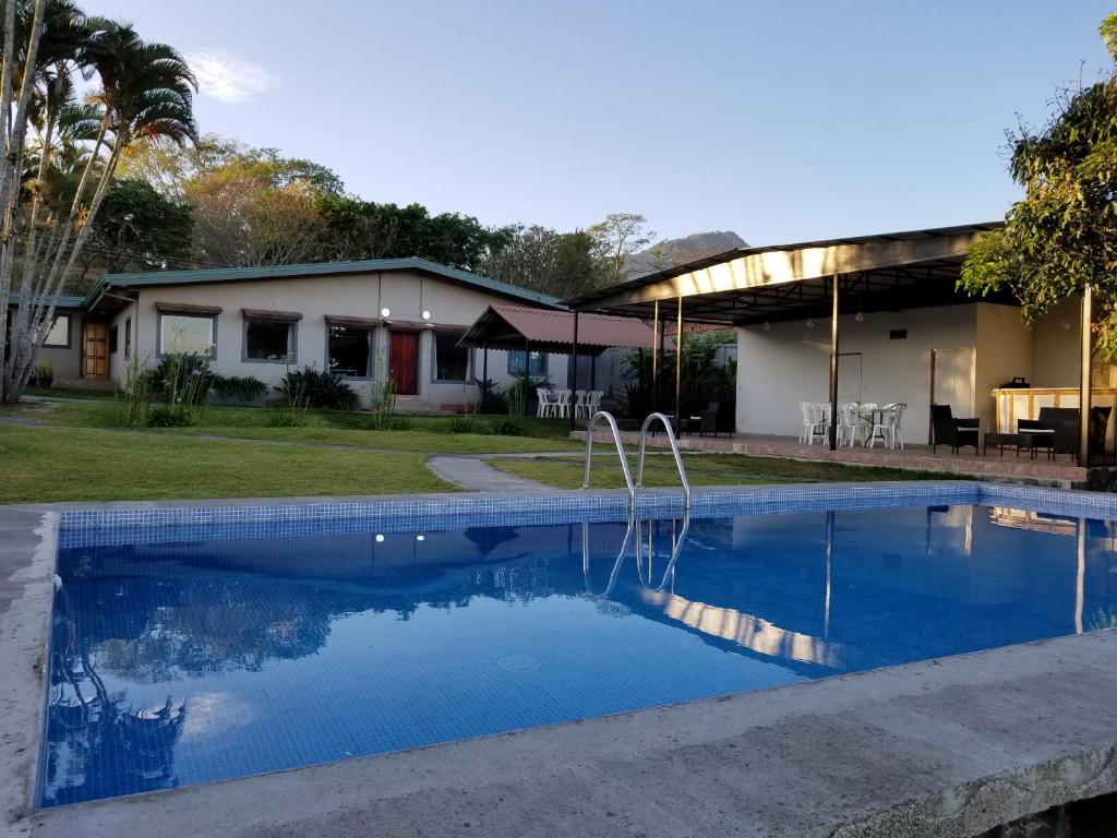 una piscina frente a una casa en Hotel Monte Campana Escazu, en San José