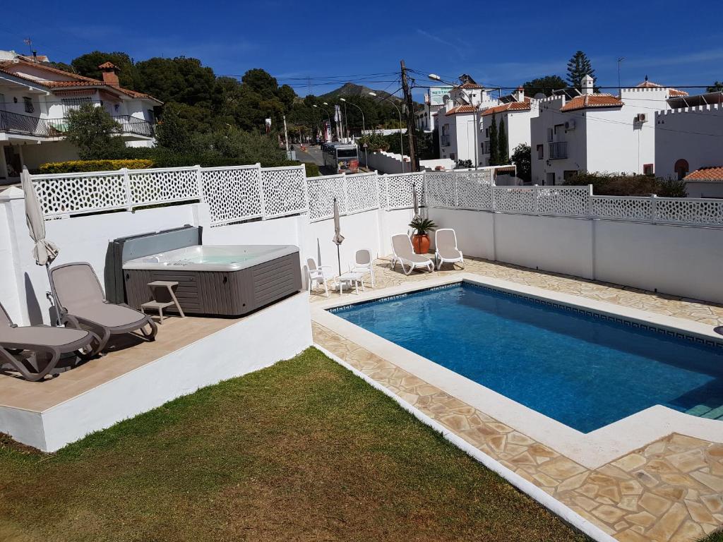 a swimming pool on the roof of a house at Villa - zeezicht, zwembad in Nerja