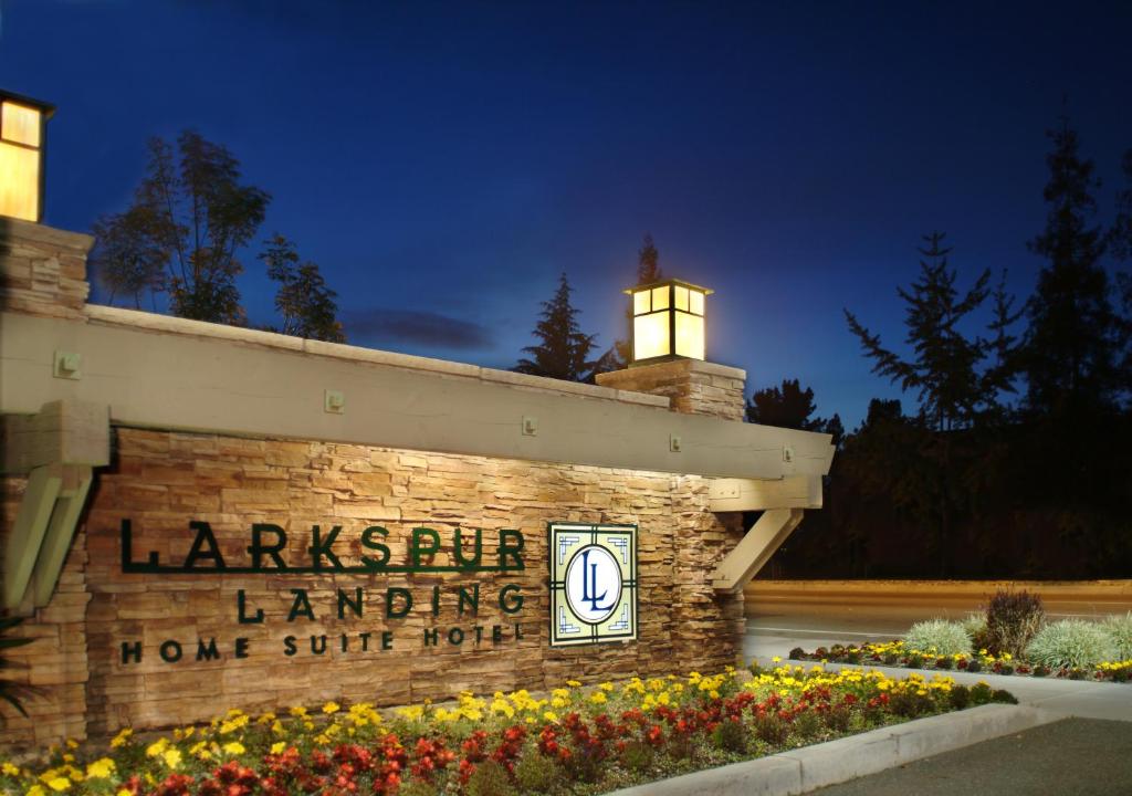 Una señal para una biblioteca con una luz encima. en Larkspur Landing South San Francisco-An All-Suite Hotel, en South San Francisco