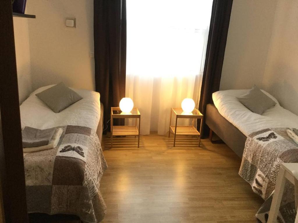 2 camas en una habitación con ventana en Dagpol, en Sandgerði