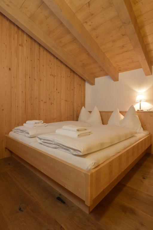 Postel nebo postele na pokoji v ubytování Hotel St. Florian - Kaprun