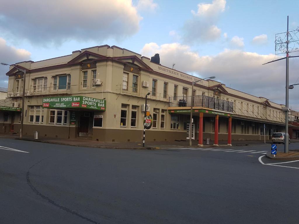 達格維爾的住宿－Northern Wairoa Hotel，街道拐角处的建筑物