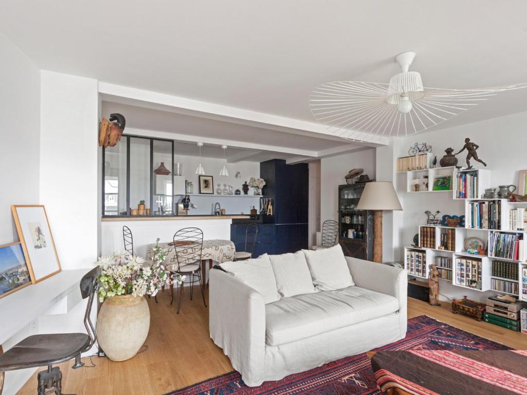 パリにあるWelkeys - douai Apartmentのリビングルーム(白いソファ、テーブル付)