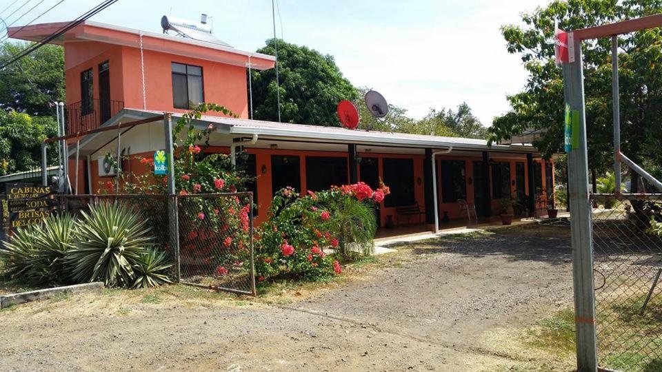 uma casa com uma cerca em frente em Cabinas Brisas del Golfo em Colorado