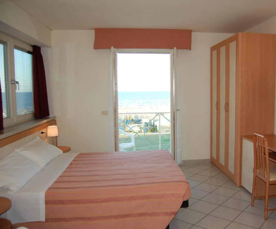 Postel nebo postele na pokoji v ubytování Hotel Rivazzurra