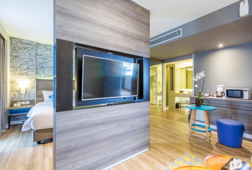 Un televizor și/sau centru de divertisment la Wyndham Garden Kuta Beach Bali