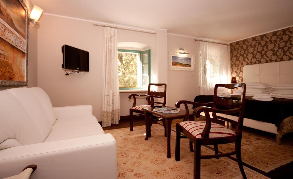 Televízia a/alebo spoločenská miestnosť v ubytovaní Boutique Hotel Vela Vrata