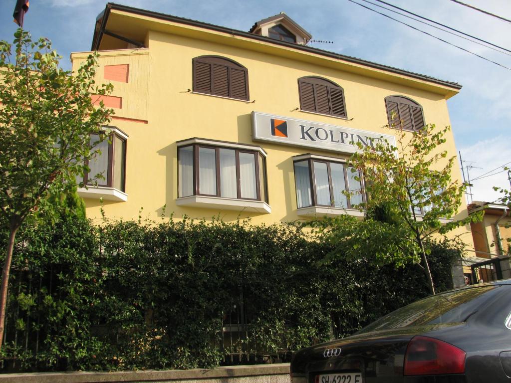un edificio amarillo con un cartel de kulture en él en Kolping, en Shkodër