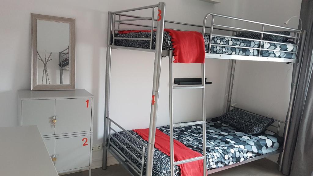 Katil dua tingkat atau katil-katil dua tingkat dalam bilik di Lisbon Hostel Terminal 3