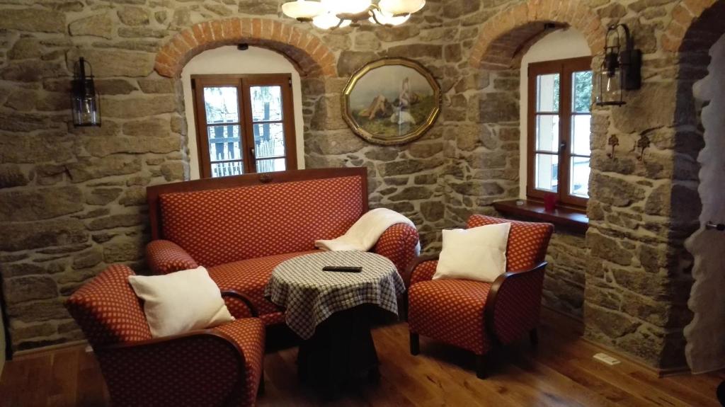 ein Wohnzimmer mit 2 Stühlen und einem Tisch in der Unterkunft Apartment Grubenhaus20 in Freiberg