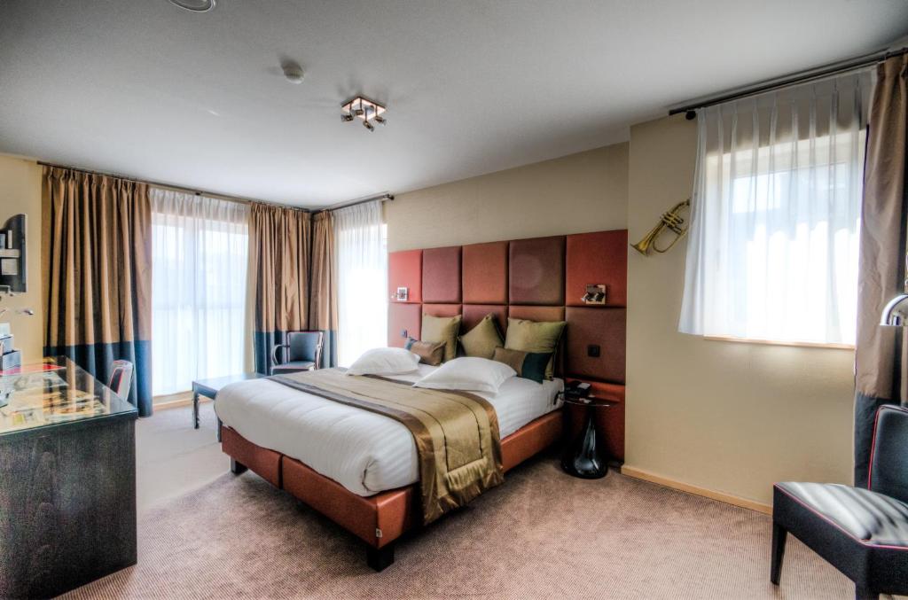 Postel nebo postele na pokoji v ubytování Hotel La Roseraie