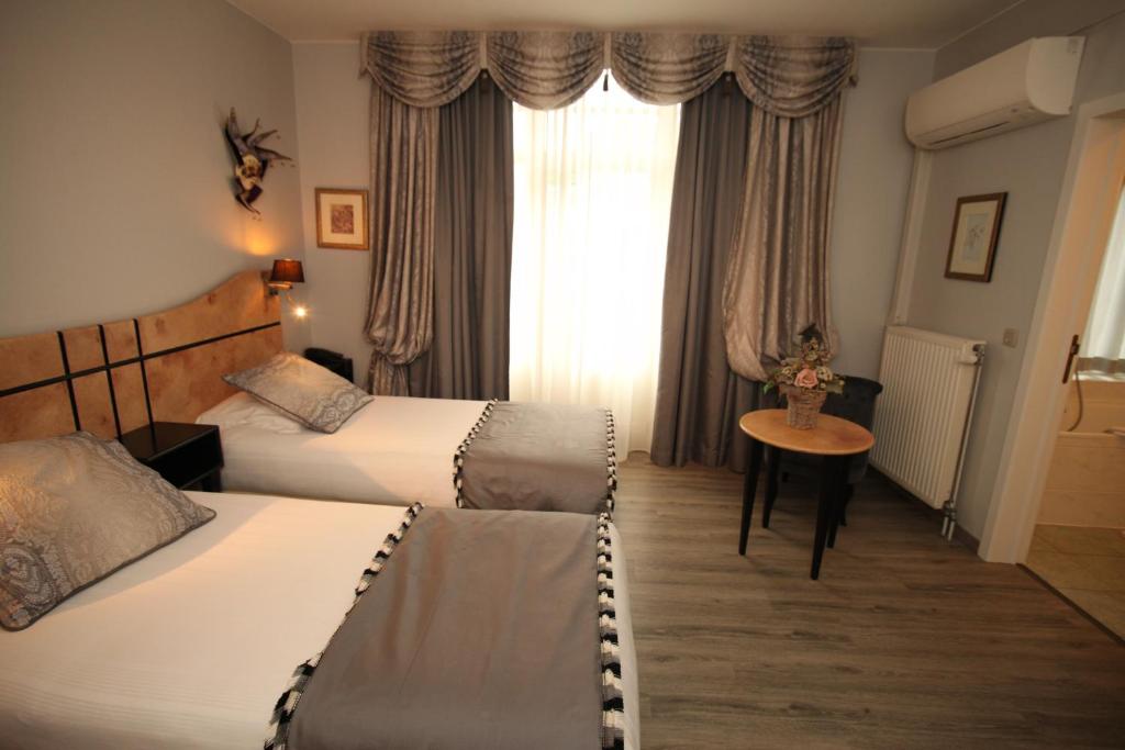 Postel nebo postele na pokoji v ubytování Hotel La Roseraie