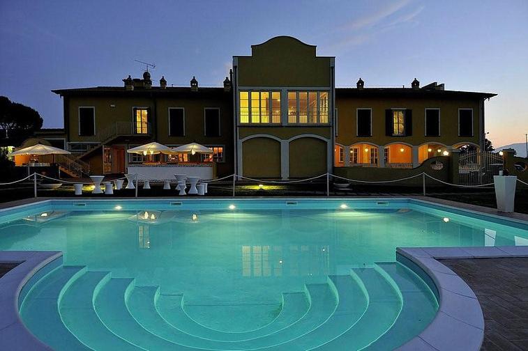 ein großer Pool vor einem Haus in der Unterkunft Hotel Vedute in Fucecchio