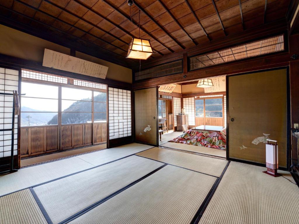 Postel nebo postele na pokoji v ubytování Masuya Ryokan