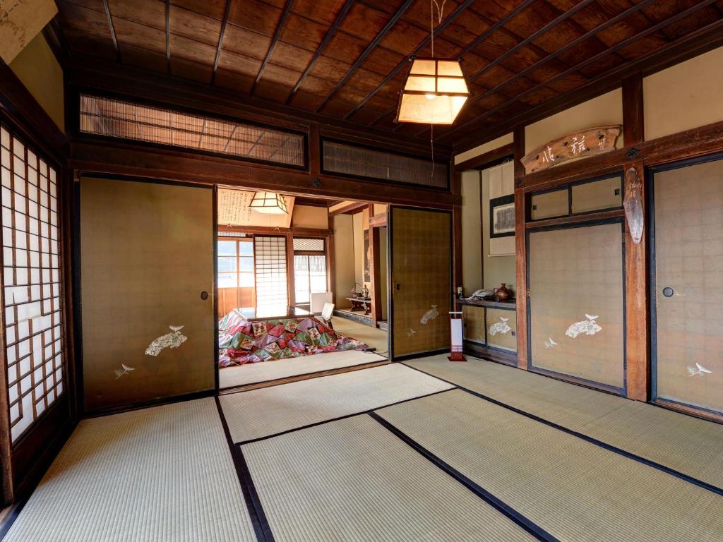 Postel nebo postele na pokoji v ubytování Masuya Ryokan