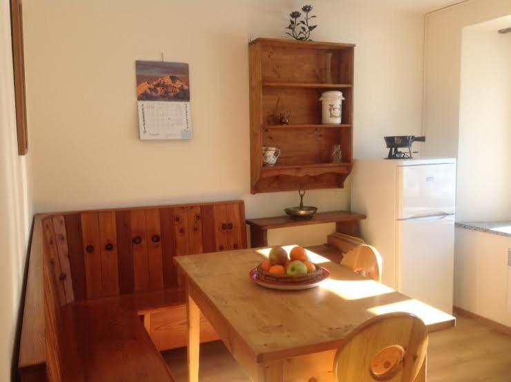 eine Küche mit einem Tisch und einer Obstschale darauf in der Unterkunft Casa Vacanza Ponte Aino in Poschiavo