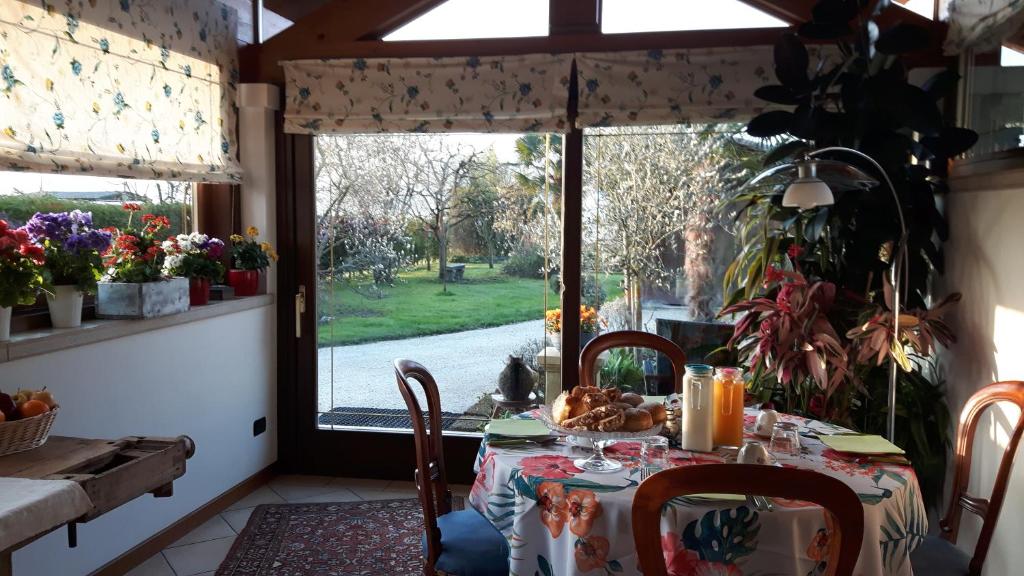 CesiomaggioreにあるGreen Roseの窓付きのキッチン(テーブル付)
