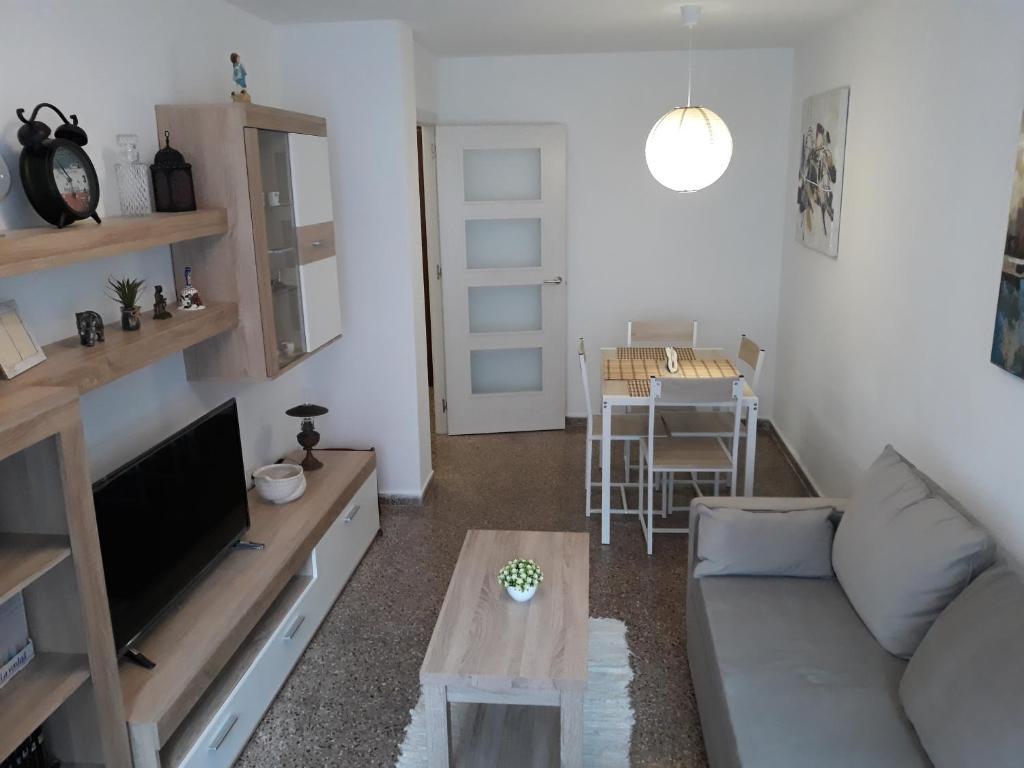 salon z kanapą i stołem w obiekcie Apartamento Vacacional w mieście Torrevieja