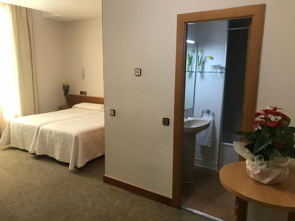 Postel nebo postele na pokoji v ubytování Hotel Pelayo