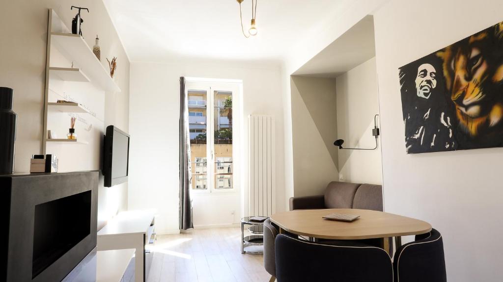 een woonkamer met een tafel en een open haard bij Apartment Port in Nice