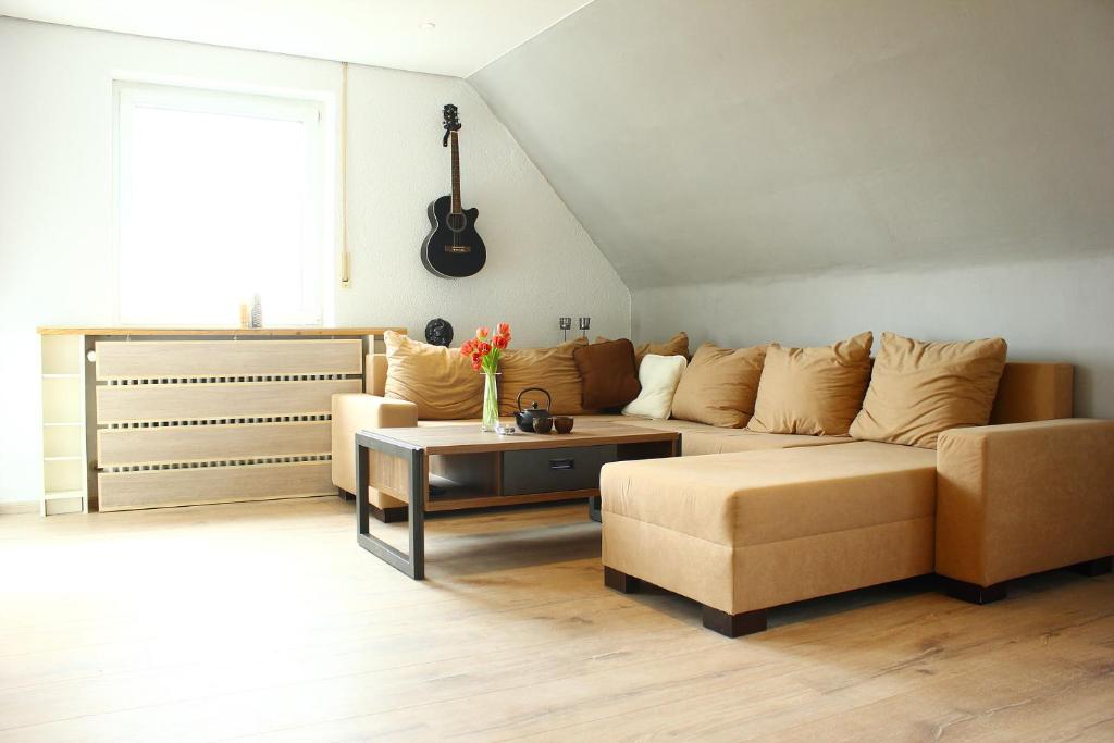 - un salon avec un canapé et une table dans l'établissement Holiday Home Kötz, à Guntzbourg
