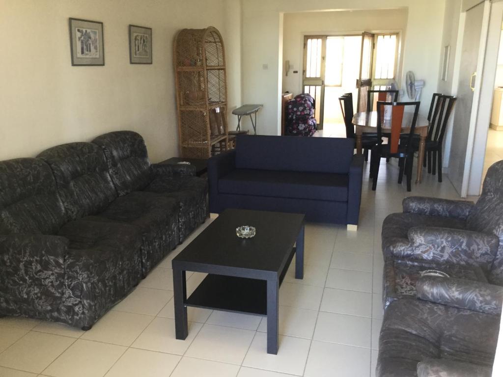 ein Wohnzimmer mit Sofas und einem Couchtisch in der Unterkunft Ekali House Apartments in Limassol