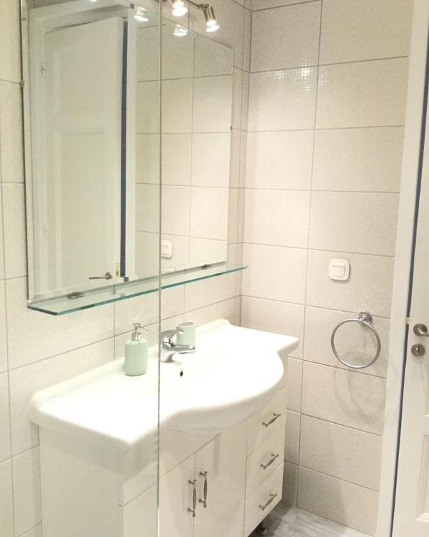 Kúpeľňa v ubytovaní Spacious & Sunny Kolonaki Apt 5 mins metro/ACx3/1.5 BT