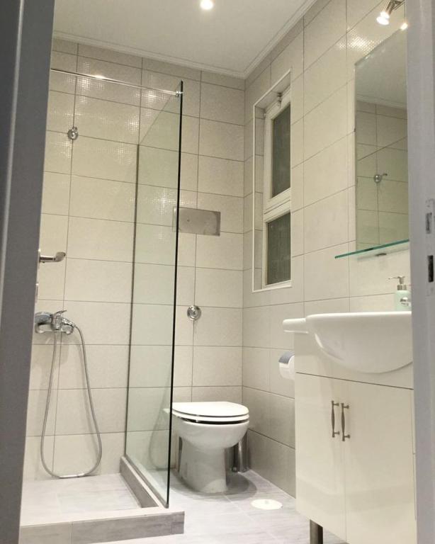 Kúpeľňa v ubytovaní Spacious & Sunny Kolonaki Apt 5 mins metro/ACx3/1.5 BT