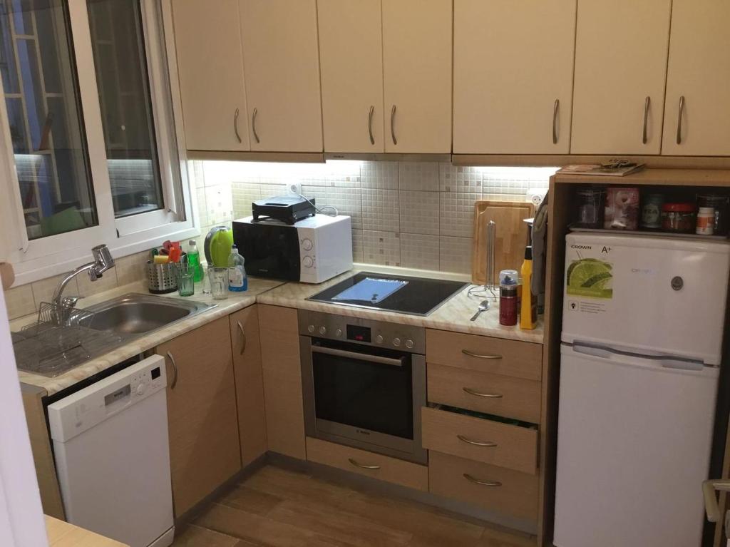 Kuchyňa alebo kuchynka v ubytovaní Spacious & Sunny Kolonaki Apt 5 mins metro/ACx3/1.5 BT