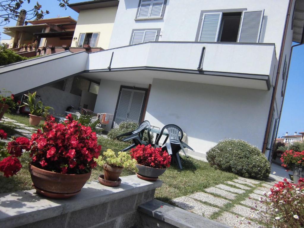a house with flowers in pots in front of it at Nicla 3 in Fiorino
