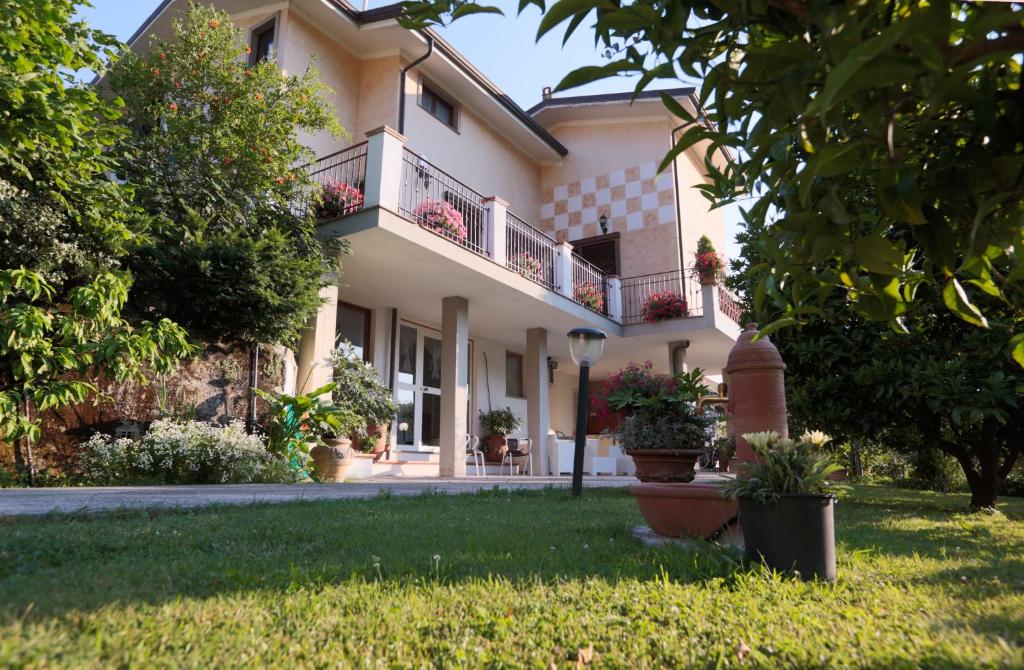 uma casa grande com varandas e um quintal em Garden's House em Pietrasanta