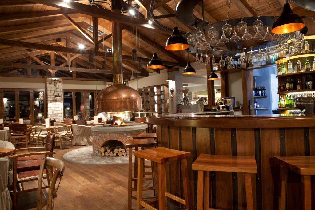 Reštaurácia alebo iné gastronomické zariadenie v ubytovaní Kazarma Hotel