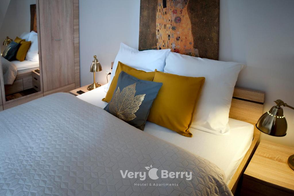 ポズナンにあるVery Berry - Orzeszkowej 16 - MTP Apartment, parking, check in 24hのベッドルーム1室(黄色と青の枕付きのベッド1台付)